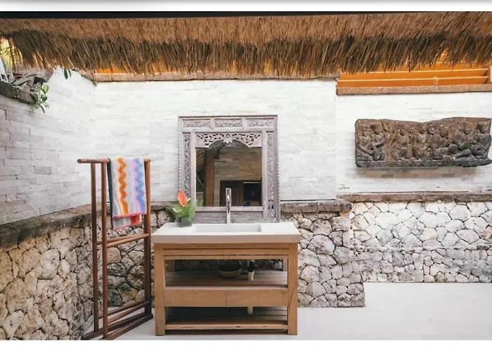 Unique Tropical High Class Oasis-cook Staff أُلُواتو